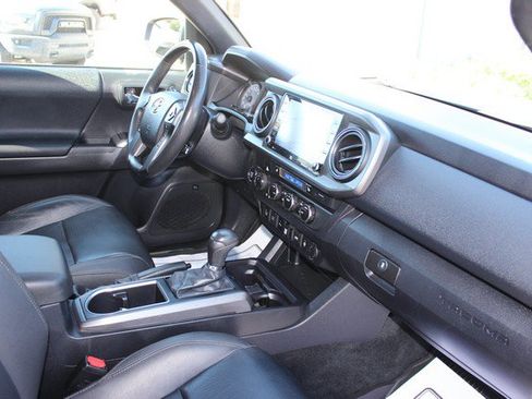 Used 2022 Toyota Tacoma TRD Off-Road w/ TRD Premium Off Road Package AWD/4WD image 17