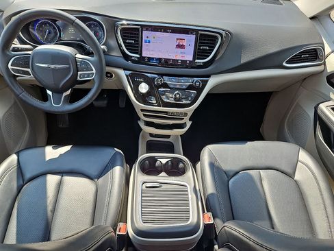 Used 2024 Chrysler Pacifica Touring-L FWD image 25