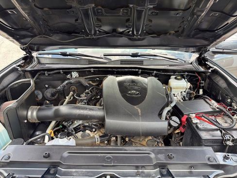 Used 2021 Toyota Tacoma TRD Off-Road w/ Technology Package AWD/4WD image 32