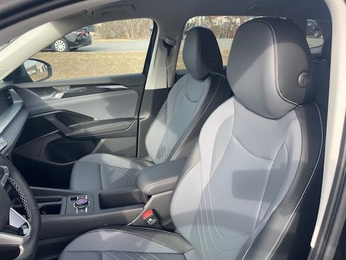 New 2025 Volkswagen Tiguan SE image 12