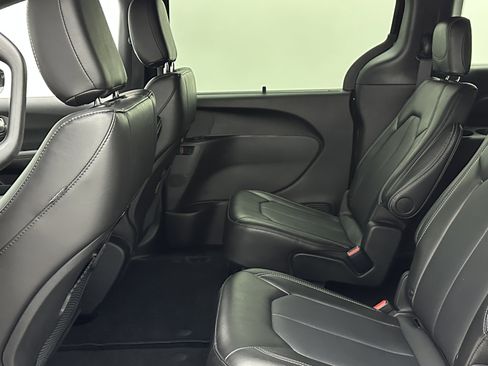 Used 2025 Chrysler Pacifica Select image 25