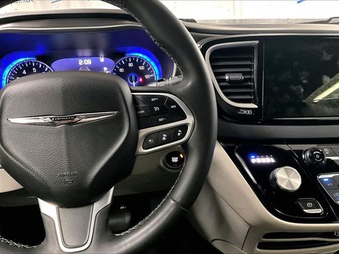 Used 2023 Chrysler Pacifica Touring-L FWD image 22