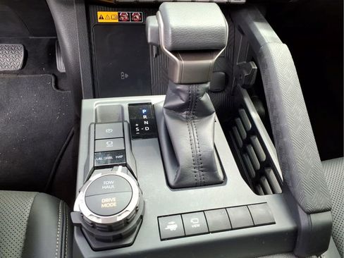 Used 2025 Toyota Tacoma Limited AWD/4WD image 21