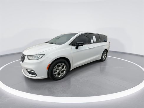 Used 2024 Chrysler Pacifica Limited w/ Uconnect Theater Family Group image 4