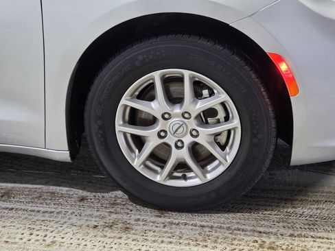 Certified 2024 Chrysler Pacifica Touring-L FWD image 17