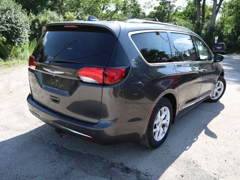 Used 2018 Chrysler Pacifica Touring-L Plus w/ Tire & Wheel Group FWD image 6