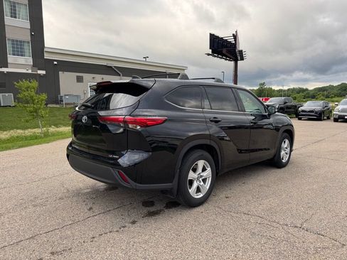 Used 2021 Toyota Highlander LE AWD/4WD image 15