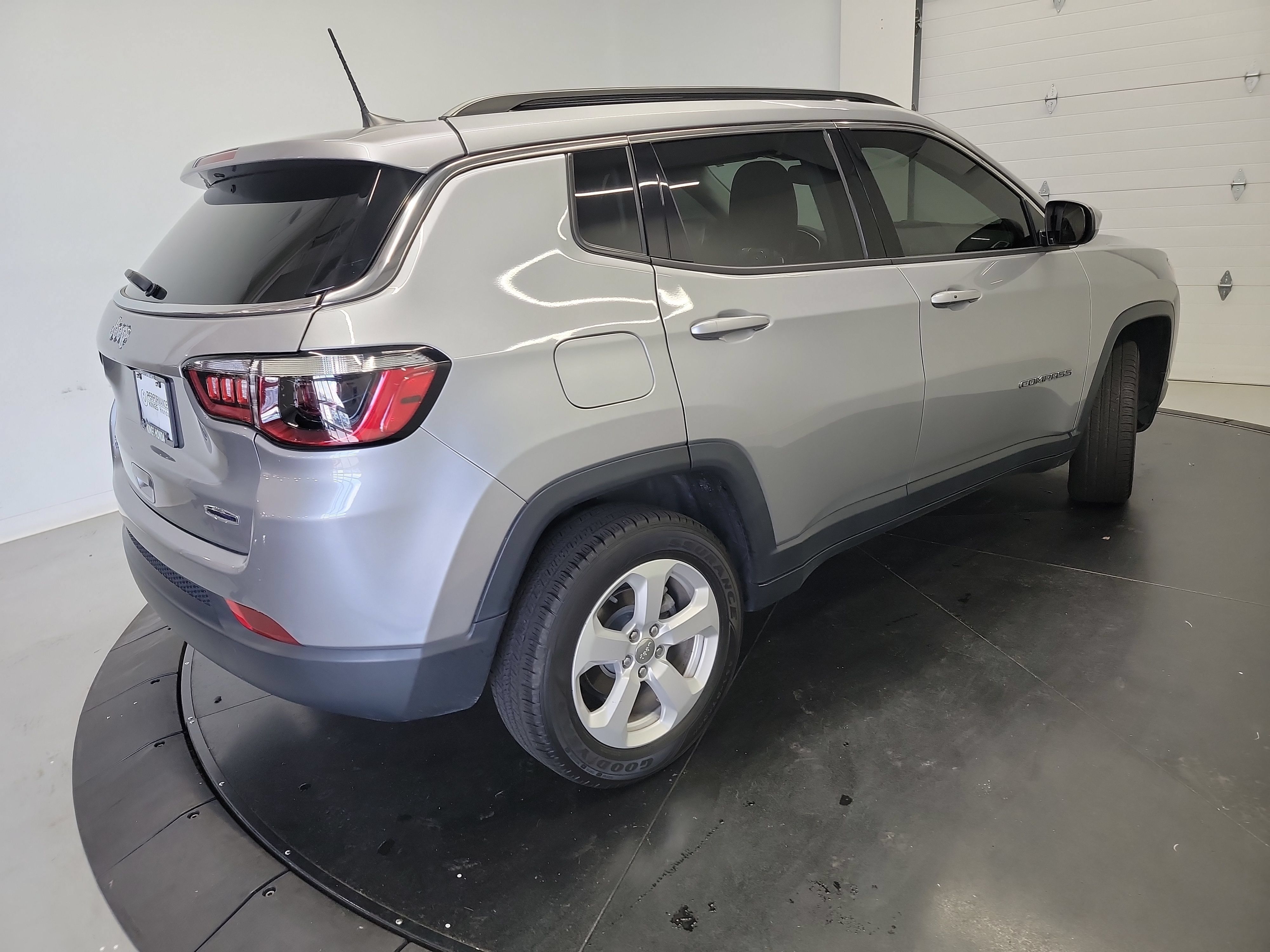 Used 2021 Jeep Compass Latitude w/ Convenience Group AWD/4WD image 9