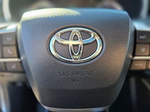 Used 2024 Toyota Highlander XLE image 24