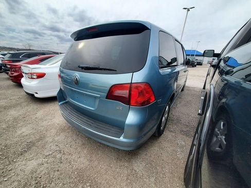Used 2010 Volkswagen Routan SE image 3