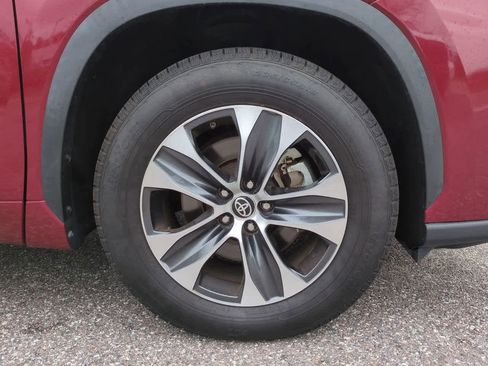 Used 2023 Toyota Highlander XLE image 11