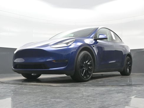 Used 2023 Tesla Model Y Long Range image 25