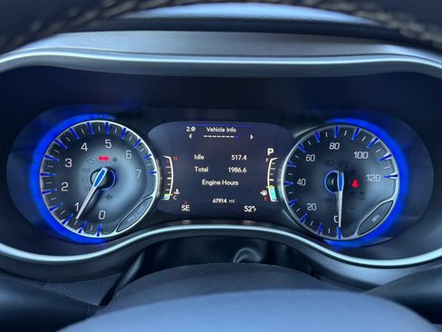 Used 2024 Chrysler Pacifica Touring-L FWD image 9