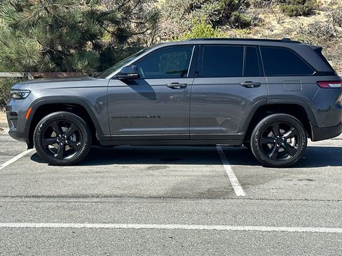 Used 2024 Jeep Grand Cherokee Altitude image 7