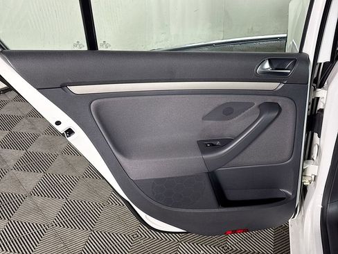 Used 2009 Volkswagen Rabbit S FWD image 18