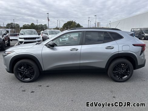 Used 2024 Chevrolet Trax ACTIV w/ Sunroof Package image 7