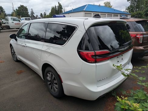 Used 2023 Chrysler Pacifica Touring-L FWD image 3