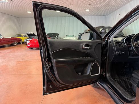 Used 2019 Jeep Compass Latitude FWD image 17