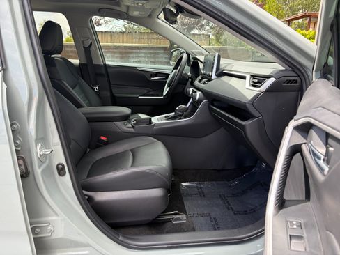 Used 2021 Toyota RAV4 XLE Premium AWD/4WD image 29