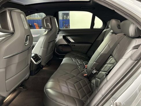 Used 2023 BMW 740i image 28