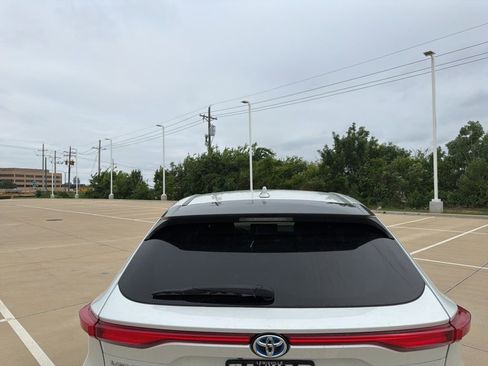 Used 2023 Toyota Venza LE AWD/4WD image 4