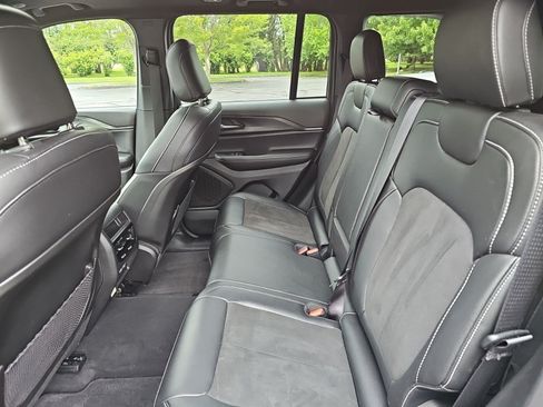 Used 2025 Jeep Grand Cherokee Altitude AWD/4WD image 17