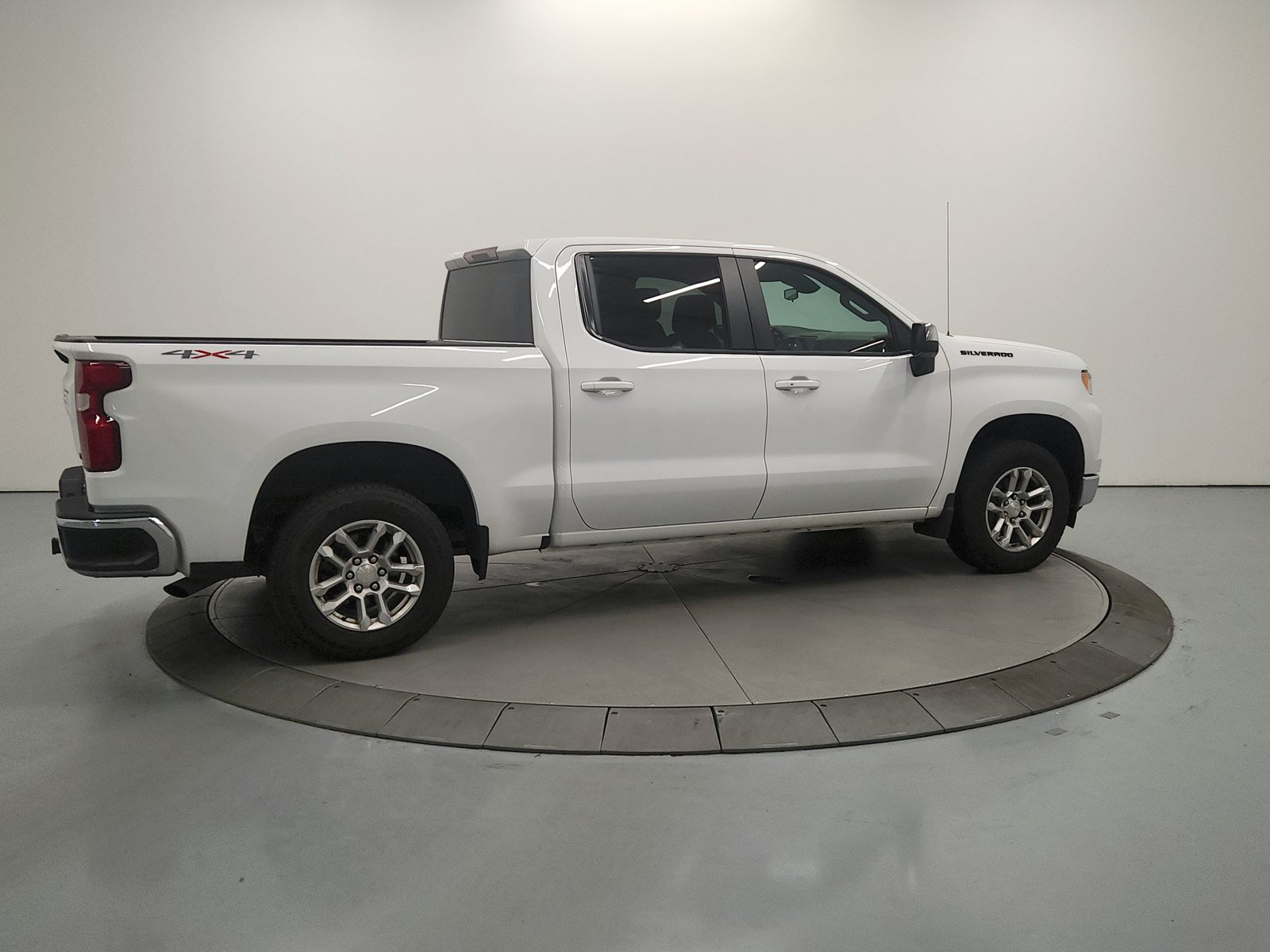 Used 2024 Chevrolet Silverado 1500 LT AWD/4WD image 8