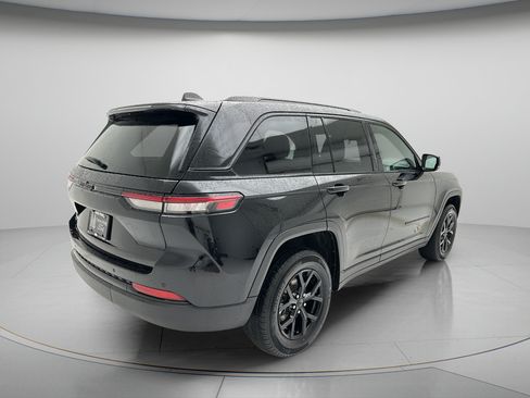 Used 2025 Jeep Grand Cherokee Altitude AWD/4WD image 3