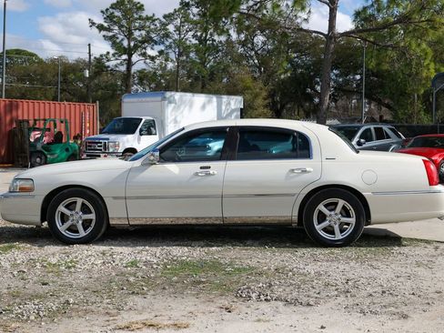 Used 2003 Lincoln Town Car Executive image 3