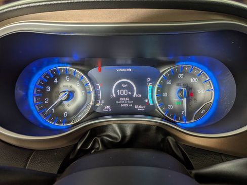 Used 2018 Chrysler Pacifica Touring-L Plus image 23