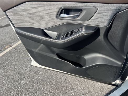 Certified 2023 Nissan Rogue SV FWD image 14