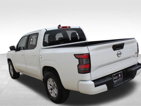 Used 2024 Nissan Frontier SV image 6