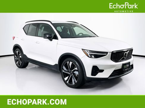 Used 2023 Volvo XC40 B5 Plus w/ Climate Package image 1