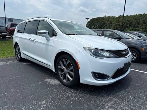 Used 2017 Chrysler Pacifica Limited FWD image 2