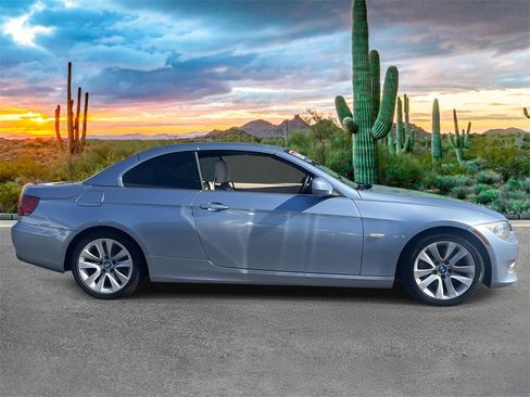 Used 2012 BMW 335i Convertible image 2