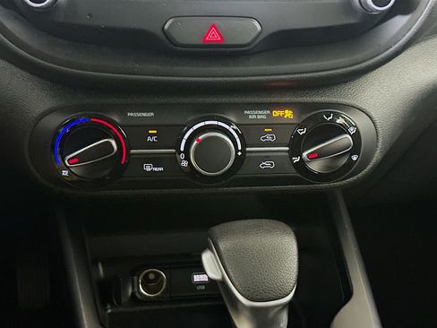 Used 2025 Kia Soul LX w/ LX Technology Package FWD image 23