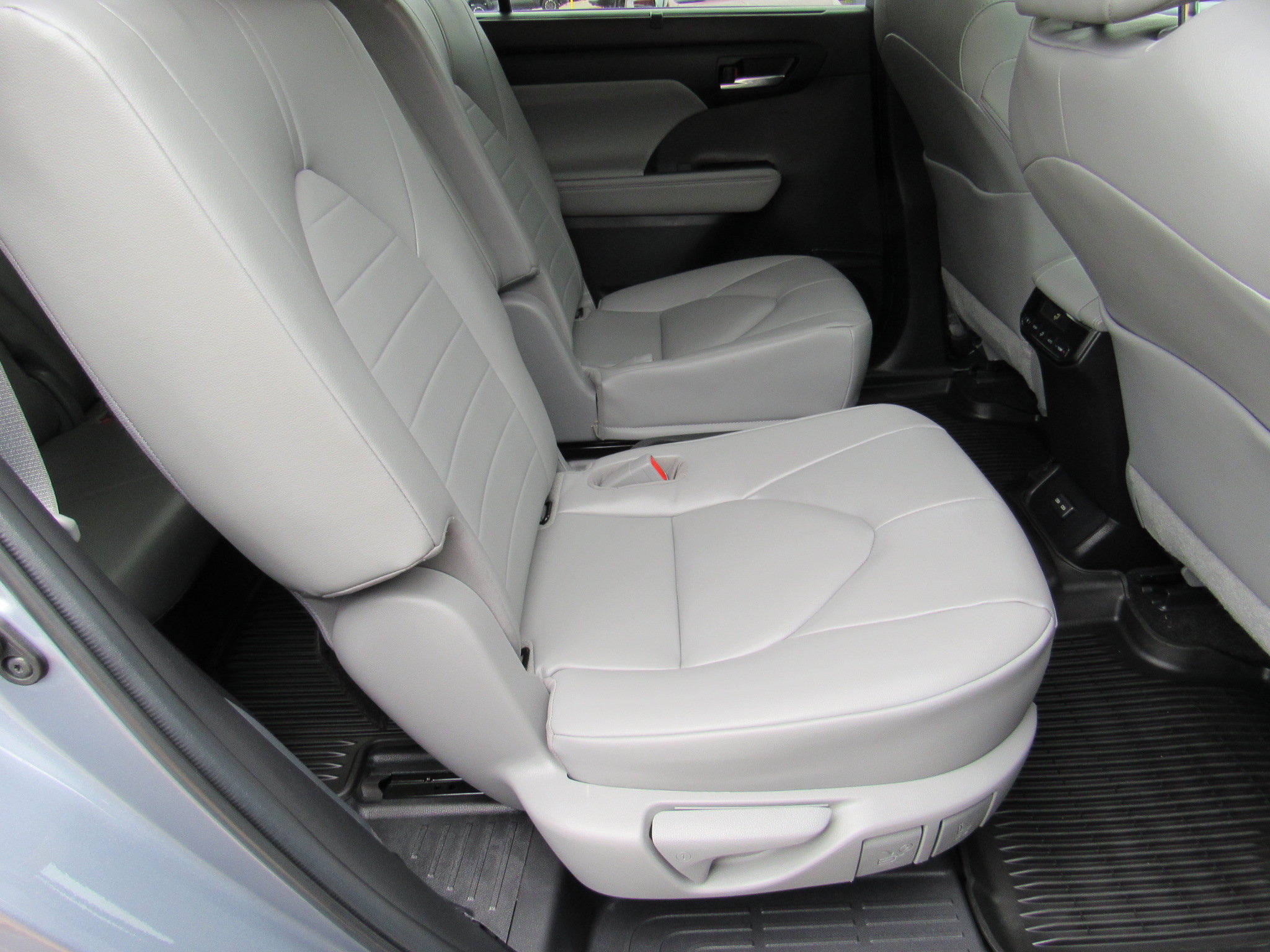 Used 2023 Toyota Highlander XLE AWD/4WD image 35