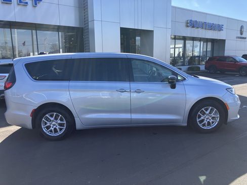 Used 2024 Chrysler Pacifica Touring-L image 8