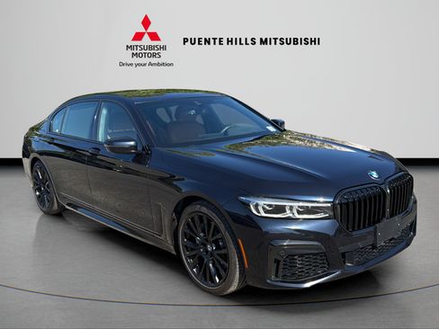 Used 2022 BMW 740i w/ M Sport Package RWD image 3