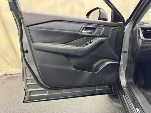 Used 2023 Nissan Rogue Platinum w/ Platinum Premium Package image 12