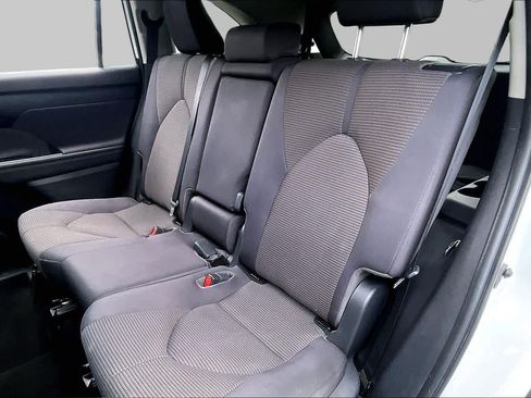 Used 2023 Toyota Highlander LE FWD image 19
