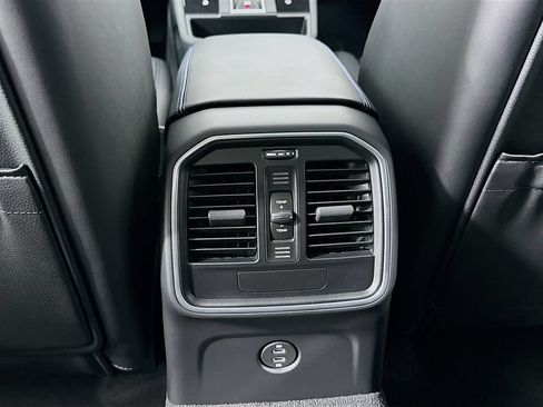 Certified 2026 Porsche Macan AWD/4WD image 23