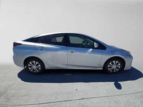 Certified 2021 Toyota Prius LE FWD image 2