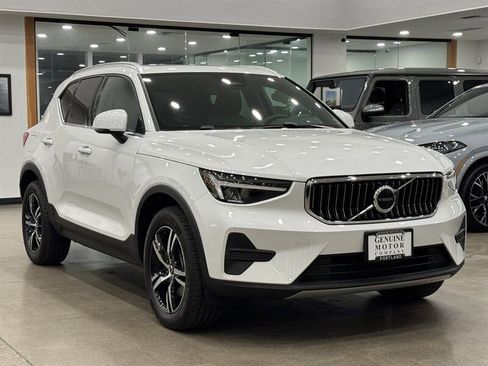 Used 2025 Volvo XC40 B5 Core image 3