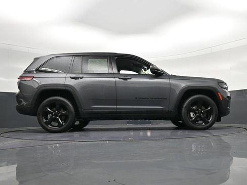 Used 2024 Jeep Grand Cherokee Limited w/ Black Appearance Package AWD/4WD image 34