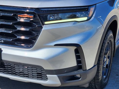 Used 2025 Honda Pilot TrailSport image 9