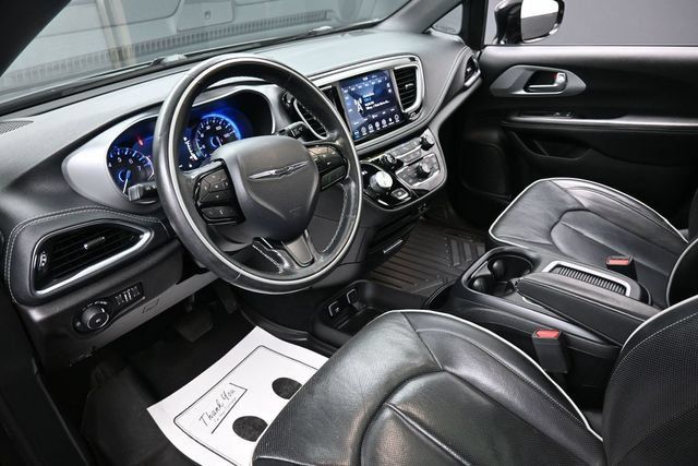 Used 2019 Chrysler Pacifica Limited w/ S Appearance Package FWD image 13