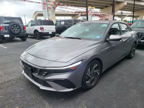 Used 2025 Hyundai Elantra SEL image 1