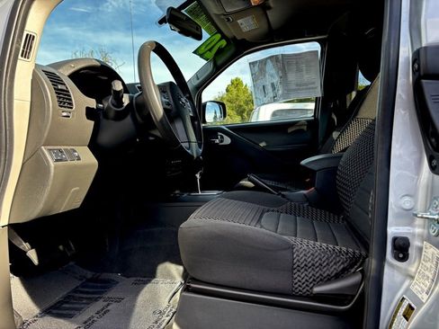 Used 2020 Nissan Frontier SV image 8