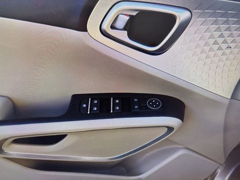 Used 2025 Kia Soul LX image 12